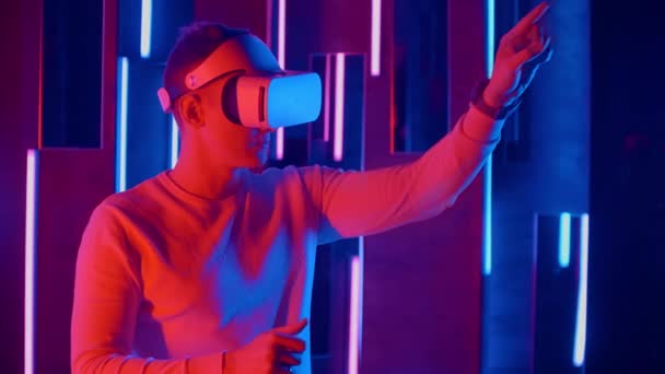 Mann im vr-Headset berührt virtuelles Objekt — Stockvideo