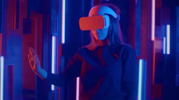 Junge Frau mit Vr-Brille im Neonlicht. — Stockvideo