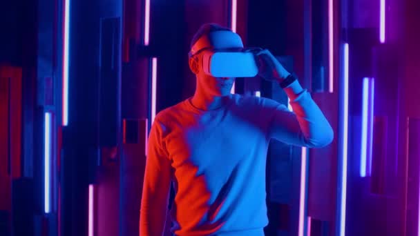 Álló ember próbál Vr headset neon fények — Stock videók