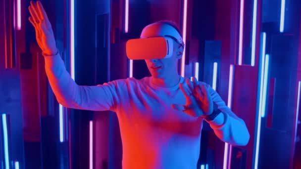 Berdiri pria mencoba VR headset di lampu neon — Stok Video