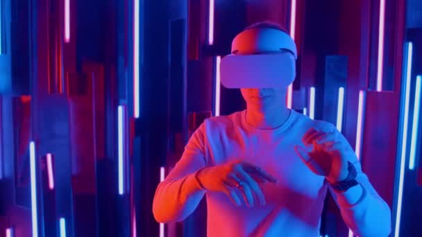 Ung man som använder Vr-glas i neonljus. — Stockvideo