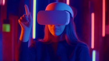 Karanlık uzayda VR kulaklık takan yüzü olmayan bir kadın, neon lambaları olan, kullanıcı başını sağa sola çevirip sanal gerçekliğe bakıyor, ön plandaki renkli fişekler ve bokeh 'lerin arasından ateş ediyor..