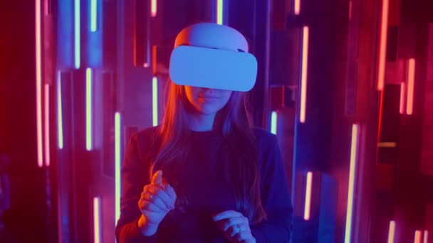 Bella ragazza che indossa Virtual Reality Headset disegna linee astratte. Creative Young Girl Does Concept Art con la realtà aumentata . — Video Stock
