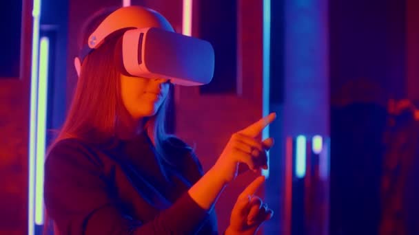 Young Woman Using Vr-Glasses In Neon Light. — 비디오