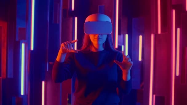 Giovane donna in VR auricolare si guarda intorno e si chiede quanto sia incredibile. Casco realtà virtuale . — Video Stock