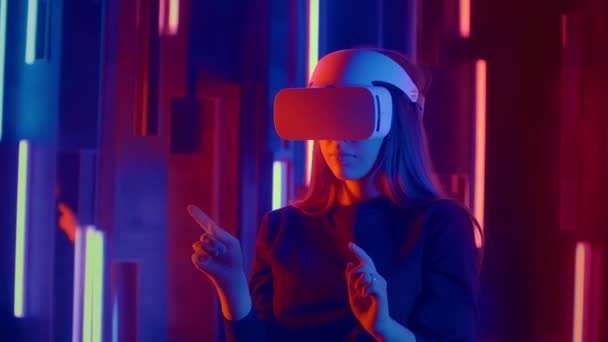 Ung kvinna sätta Vr headset på betraktaren i neon ljus — Stockvideo