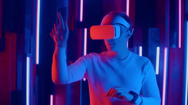 Young man Wearing Virtual Reality Headset Draws Abstract Lines. Creative Young Girl Does Concept Art with Augmented Reality. — Stock Video