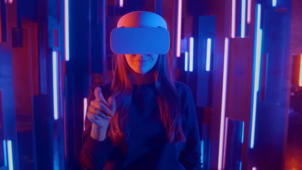 Giovane donna utilizzando Vr-occhiali in luce al neon . — Video Stock