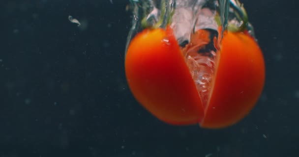 Rajčata pod vodou se vzduchovými bublinami a ve zpomaleném filmu. Čerstvé a šťavnaté zdravé vegetariánské produkty. Složky salátu — Stock video