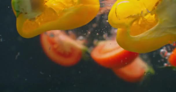 Tomaten und Paprika unter Wasser mit Luftblasen und in Zeitlupe. frische und saftige gesunde vegetarische Produkte. Salatzutaten — Stockvideo