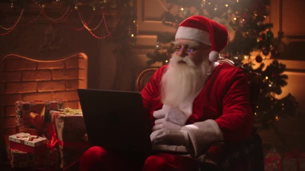 Real Santa Claus använder ny teknik för kommunikation med barn, ta emot post eller önskelista. — Stockvideo