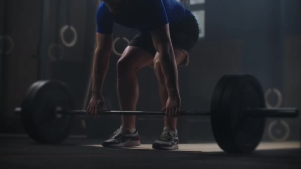 Man bodybuilder gör motion med tung vikt bar. Full längd av fitness man utövar deadlift på gymmet — Stockvideo