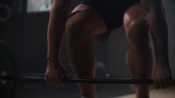 Jeune sportif soulevant lourd haltère. En bonne santé, musclé. Homme fort faisant haltère arracher exercice à la salle de gym au ralenti. Sportsman sur tapis d'exercice faisant des situations dans la salle de gym . — Video