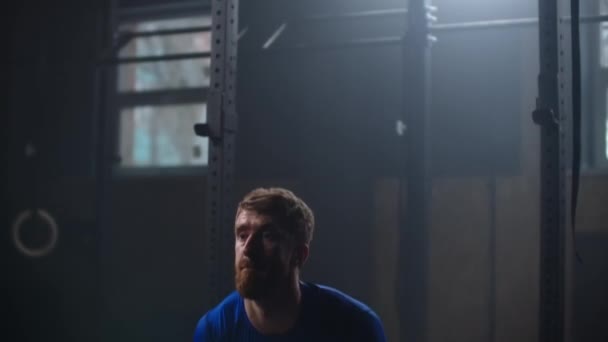 Muž kulturista dělá cvičení s těžkou váhou bar. Plná délka fitness muže cvičit deadlift ve fitness klubu — Stock video