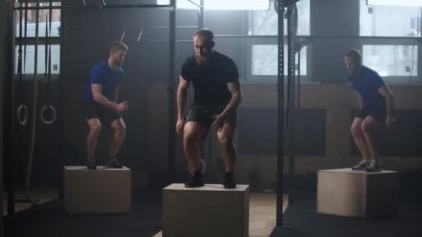 3 fitness muž trénink box skok cvičení cvičení výzva v tělocvičně těší zdravé kulturistiky životní styl přátelé trénovat společně zpomalený pohyb. — Stock video