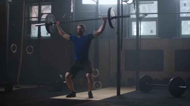 Culturista masculino haciendo ejercicio con barra de peso pesado. Longitud completa de fitness hombre practicando deadlift en el club de salud — Vídeos de Stock