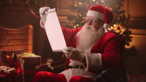 Babbo Natale in possesso di vecchio rotolo di pergamena,. Lettera, in bianco. Babbo Natale sorridente con carta scorrevole. Santa list- Babbo Natale in possesso di carta di scorrimento — Video Stock