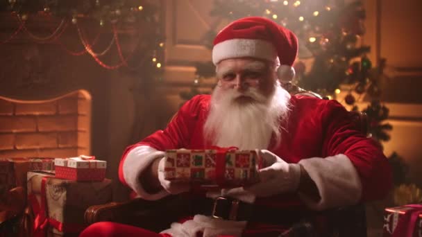 Um presente mágico do Papai Noel — Vídeo de Stock