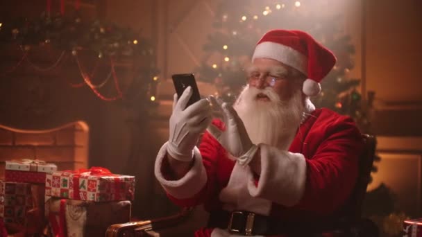 Санта Клаус использует смартфон и транслирует в прямом эфире в социальной сети — стоковое видео