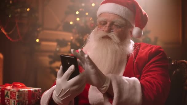 Babbo Natale utilizza uno smartphone e applicazioni Internet . — Video Stock