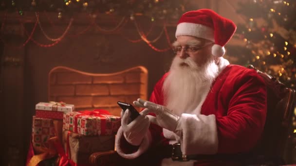 Санта Клаус использует смартфон — стоковое видео