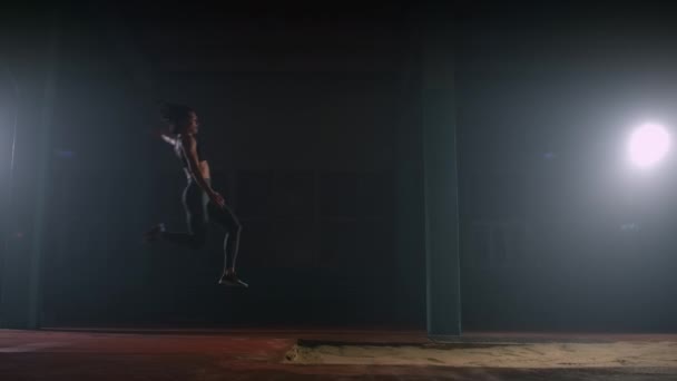 선수는 경쟁 하는 동안 긴 점프를 수행. — 비디오