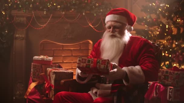 Портрет Санта-Клауса в канун Рождества — стоковое видео