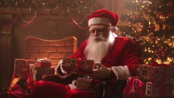 Ο Άγιος Βασίλης ελέγχει τα δώρα πριν τα Χριστούγεννα. Η καταμέτρηση των δώρων — Αρχείο Βίντεο