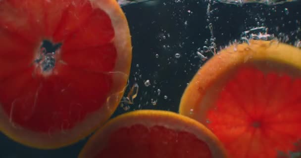 3 Грейпфрутовые кольца под водой с пузырьками воздуха и в замедленной съемке. Свежий и сочный здоровый вегетарианец . — стоковое видео