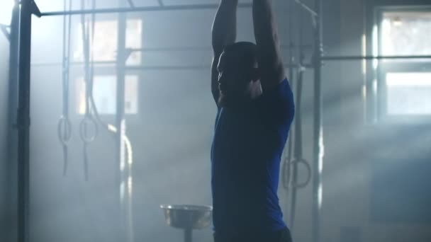 Les athlètes masculins effectuent kettlebell levage jusqu'à surmonter les difficultés au ralenti. Cardio-training combiné à un entraînement de musculation. Mouvement lent .