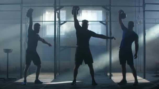 Cámara lenta: tres amigos atletas de fitness hombres entrenando musculosos culturistas usando pesas de pesas haciendo ejercicio de fuerza intensa amigos disfrutando de levantamiento de pesas juntos en el gimnasio . — Vídeo de stock