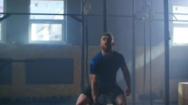 Dumbbell Snatch - adam Dambıllarla egzersiz yapıyor.