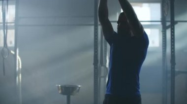 Erkek sporcular kettlebell kaldırarak ağır çekimde zorlukların üstesinden geliyorlar. Kardiyo eğitimi ve dayanıklılık eğitimi. Yavaş çekim.