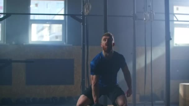 Dumbbell Snatch - homem fazendo exercícios de musculação com halteres — Vídeo de Stock