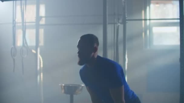 Ralenti : Homme faisant de l'exercice avec kettlebell dans la salle de gym. athlètes de fitness hommes de formation des culturistes musculaires en utilisant des poids kettlebell faire un exercice de force intense dans la salle de gym . — Video
