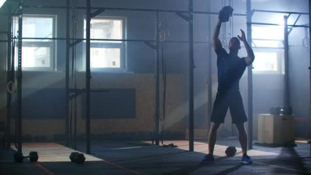 Fitness man doet halter snatch oefening tijdens functionele training in de sportschool. Langzame beweging. — Stockvideo