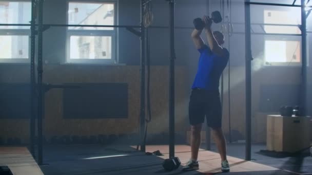 Fitness homme faire haltère arracher exercice pendant l'entraînement fonctionnel à la salle de gym. Mouvement lent . — Video