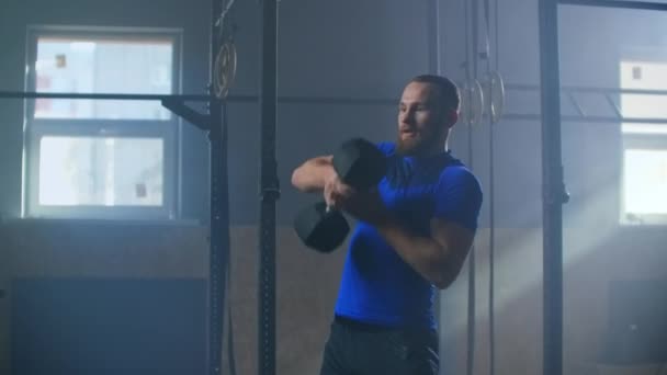 ダンベルスナッチ-男はダンベルと強度トレーニングフィットネス演習を行う — ストック動画