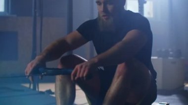 Yavaş çekim: fitness sporcusu kürek çekme makinesi yoğun dayanıklılık egzersizi spor sporcusu sağlıklı yaşam tarzı motivasyonunda güçlü bir fiziksel uygulama