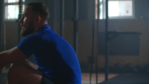 Homens de câmera lenta treinando remo no ginásio com máquinas de exercícios e puxar corda — Vídeo de Stock