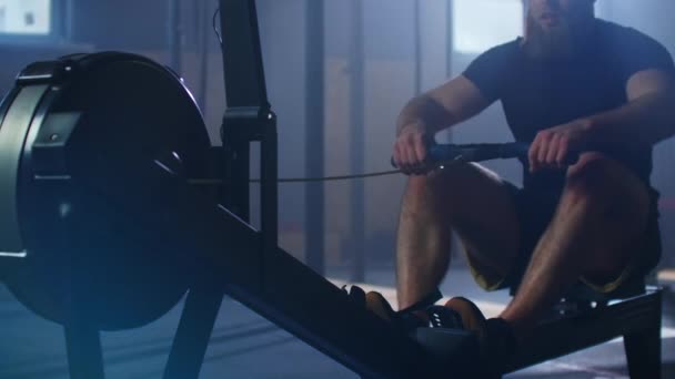 Lassú mozgás: fitness férfi sportoló edzés evezős gép testmozgás intenzív kitartás edzés kihívás erős sportoló fizikai gyakorlat tornaterem egészséges életmód motiváció — Stock videók