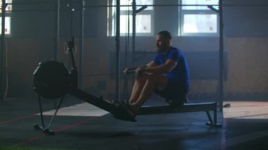 Yavaş çekim: fitness sporcusu kürek çekme makinesi yoğun dayanıklılık egzersizi spor sporcusu sağlıklı yaşam tarzı motivasyonunda güçlü bir fiziksel uygulama