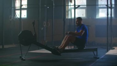 Fitness sporcusu kürek çekme makinesi eğitimi yoğun dayanıklılık egzersizi spor salonundaki güçlü sporcu fiziksel antrenmanı sağlıklı yaşam tarzı motivasyonu ellerinizi kapatın. yavaş çekim
