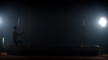 Adam başarılı bir şekilde barın üzerinden yüksek atlama yaptı. Yavaş çekim