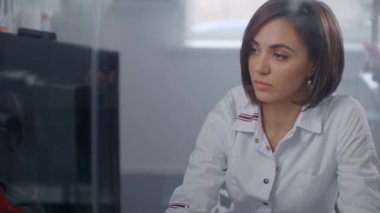 Masadaki bilgisayarda çalışan kadın doktor. Doktor reçeteli ilaçları araştırıyor..