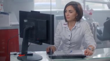 Masadaki bilgisayarda çalışan kadın doktor. Doktor reçeteli ilaçları araştırıyor..