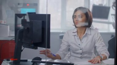 Kadın doktor reçete yazıyor ve kişisel tıp tarihine giriş yapıyor. Yavaş Hareket Efekti