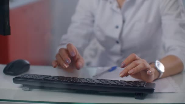 Frauenärztin tippt Hand auf Laptop-Tastatur. — Stockvideo