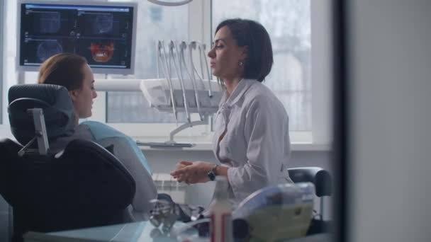Nahaufnahme Porträt, Patient spricht mit Gesundheitsexperten über gute Nachrichten, isolierte Bürofenster in Innenräumen Hintergrund. — Stockvideo