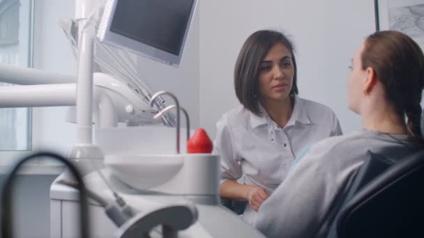 Dentista e paciente olhando raio-x juntos . — Vídeo de Stock